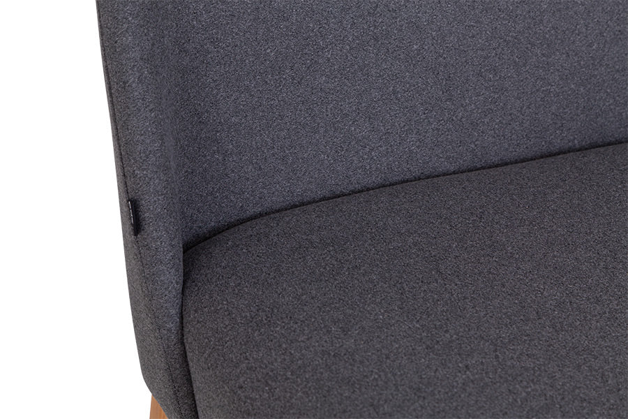 cadeira rosini base trigo e tecido cinza focando nos detalhes
