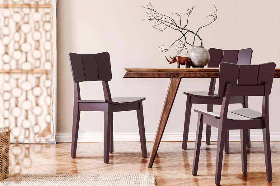 foto ambientada da cadeira para mesa de jantar uma na cor vinho em sala de jantar