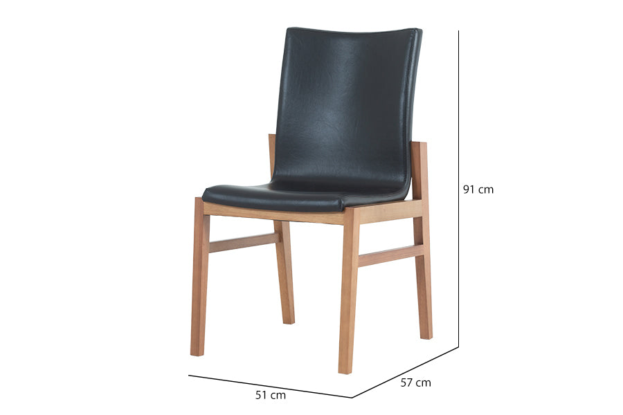 cadeira de madeira camelia couro preto em fundo infinito visto na diagonal com medidas
