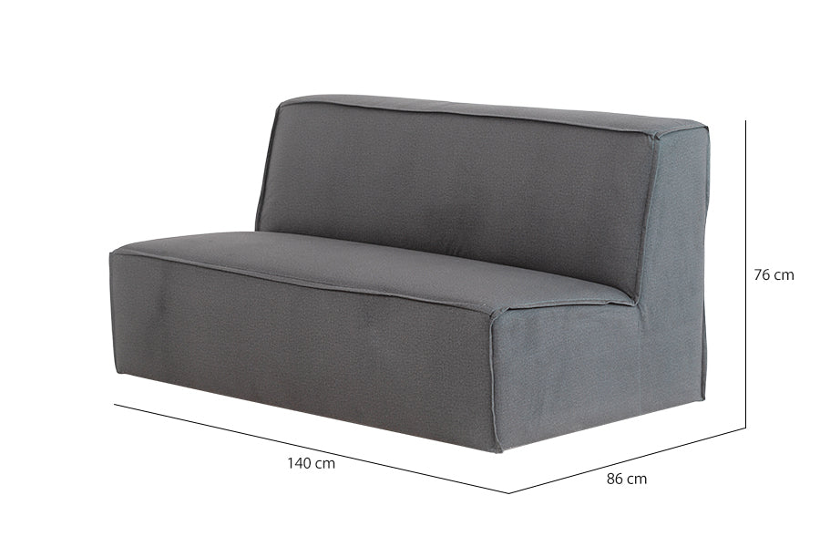 foto do sofa pequeno 2 lugares módulo central maraú na cor cinza claro em fundo branco visto na diagonal com medidas escritas na imagem