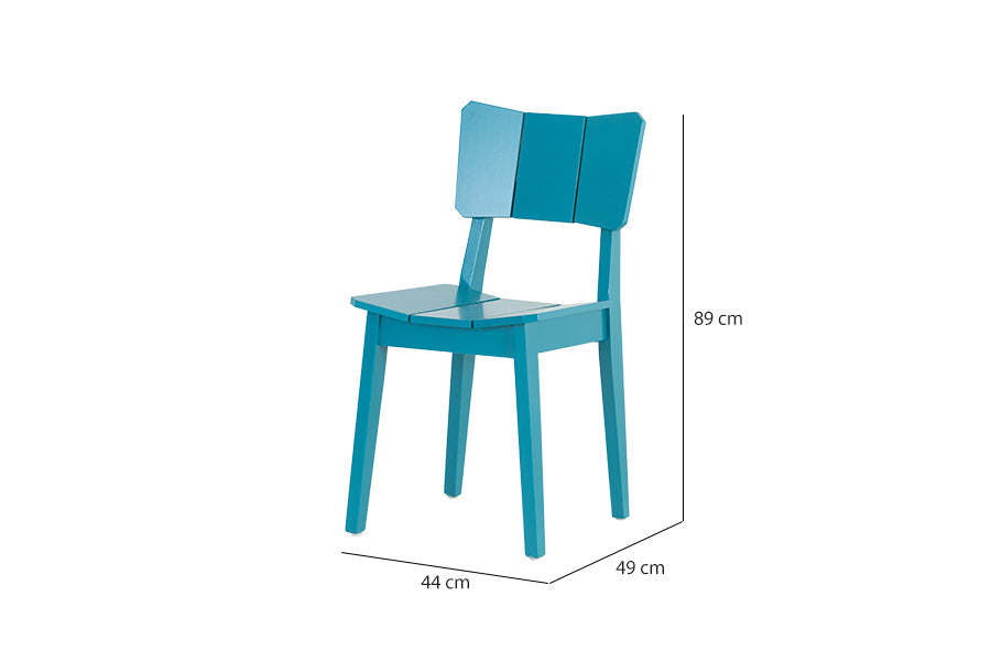foto da cadeira para cozinha uma na cor turquesa em fundo branco vista na diagonal com medidas escritas na imagem