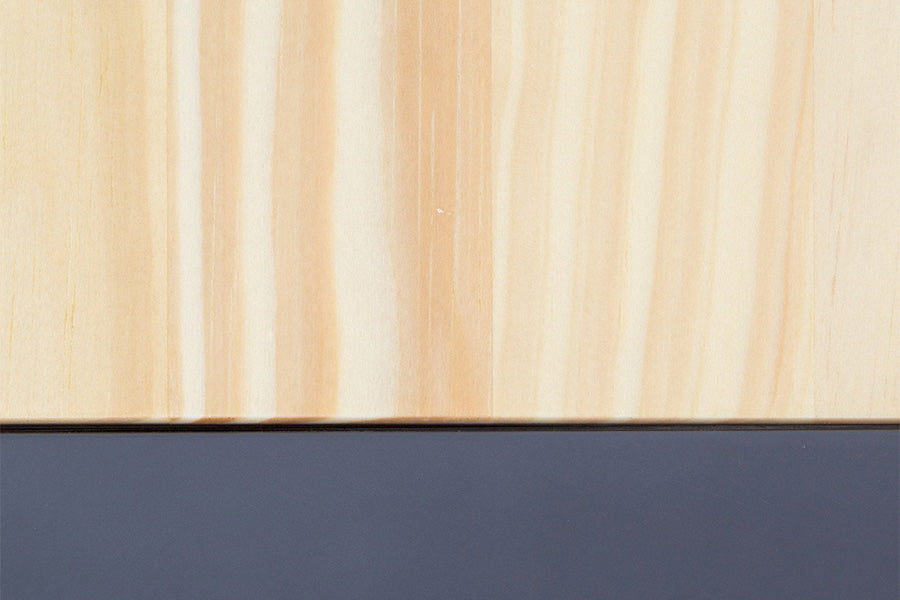 escrivaninha pequena com gaveta sete 79x50 grafite em fundo infinito focando nos detalhes da madeira