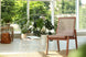 foto ambientada cadeira design trama kit com 2 jatoba e corda areia em varanda coberta verde
