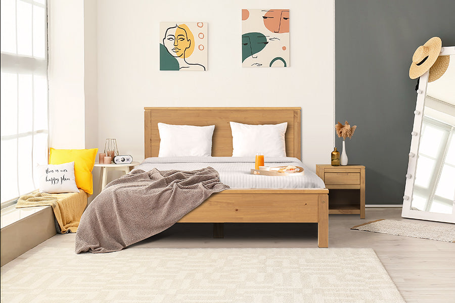 foto ambientada da cama rustica de casal dener mel em quarto de casal com mesa de cabeceira dener mel ao lado