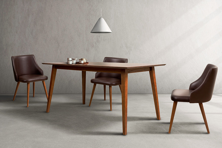 foto ambientada da mesa de madeira jantar 6 lugares lotus caramelo vista na diagonal com 3 cadeiras e objetos sobre o tampo