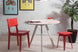 foto ambientada mesa cozinha de jantar redonda eme off white e 2 cadeiras uma vermelhas