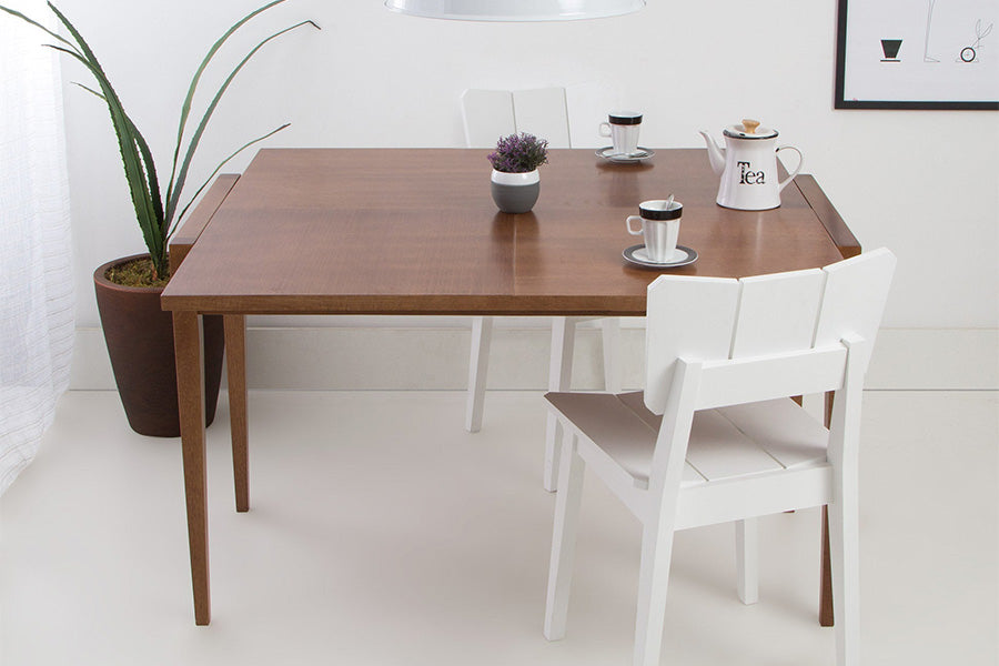 foto ambientada mesa de cozinha extensivel pina amendoa com duas cadeiras brancas em volta