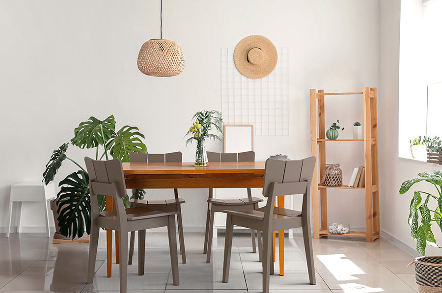 foto ambientada mesa de jantar 4 lugares extensivel pina na cor cerezo aberta com 4 cadeiras uma em volta