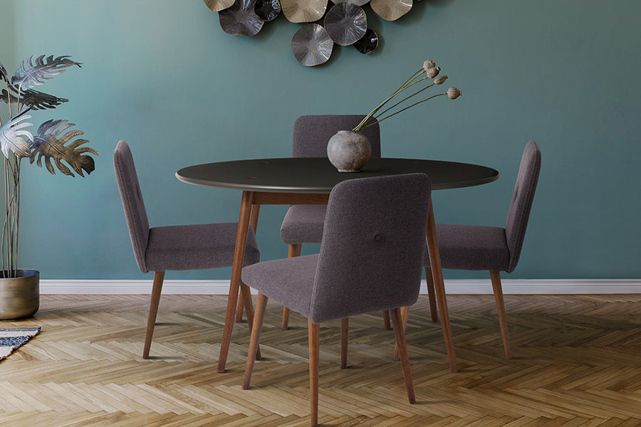 foto ambientada mesa de madeira redonda biscoito fino grafite com cadeira de madeira biscoito fino grafite em sala de jantar