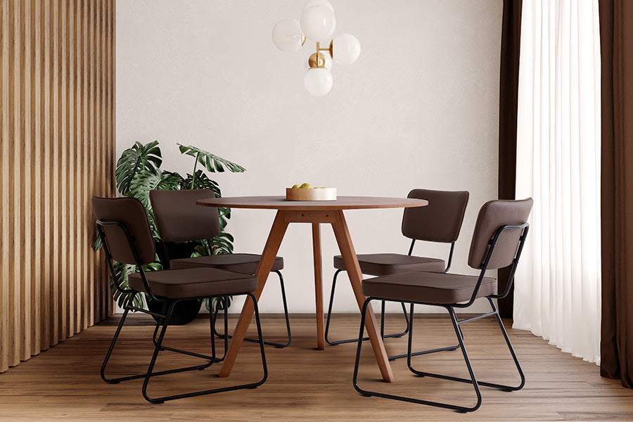 foto ambientada mesa de madeira redonda eme castanho com 4 cadeiras lucy marrom em sala de jantar