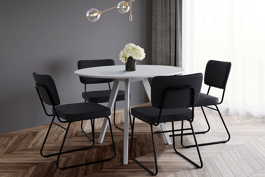 foto ambientada mesa de madeira redonda eme off white com 4 cadeiras lucy grafite em sala de jantar