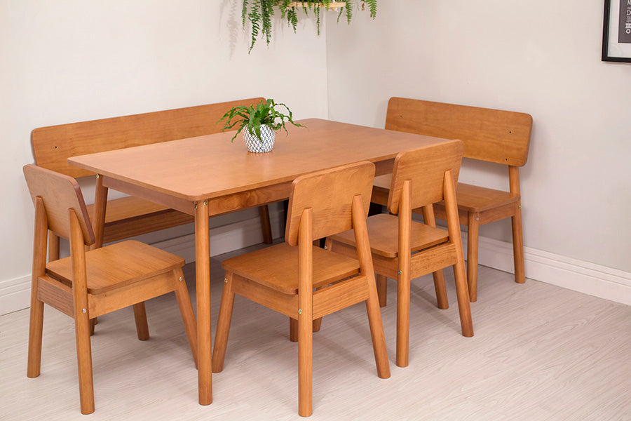 foto ambientada mesa para cozinha de jantar baviera nozes vista na diagonal com um banco 2 lugares e um banco 3 lugares e tres cadeiras