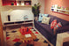 foto ambientada rack de sala biscoito fino off white em sala de estar colorida