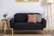 foto ambientada sofa dois lugares agnes azul ao lado de uma mesa lateral com uma mesa lateral cru e uma almofada vermelha