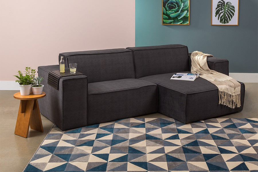 foto ambientada do sofa modular esquerdo com chaise maraú na cor grafite em sala de estar visto na diagonal