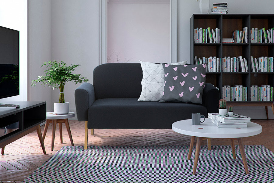 foto ambientada sofa para sala agnes azul em sala de estar com produtos da linha biscoito fino