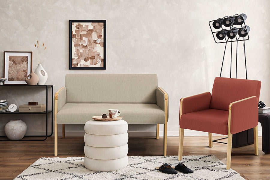 foto ambientada sofa para sala de estar arpoador tecido bege ao lado da poltrona arpoador terracota em sala de estar
