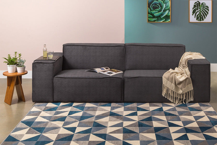 foto ambientada do sofa módulo direito maraú na cor grafite em sala de estar visto de frente com módulo esquerdo