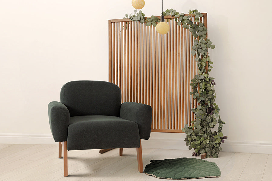 foto ambientada poltrona colorida para sala agnes verde escuro em canto decorado