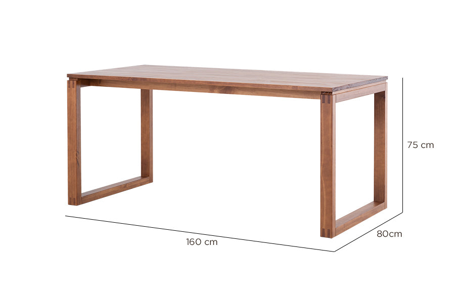 foto da mesa de 6 lugares prisma na cor garapa em fundo branco vista na diagonal com medidas escritas na imagem