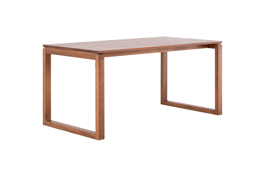 foto da mesa de jantar 6 lugares prisma na cor garapa em fundo branco vista na diagonal