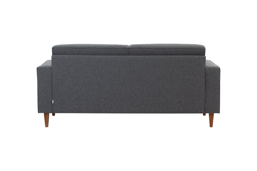 foto do sofa 2 lugares nairóbi na cor cinza escuro em fundo branco visto de trás