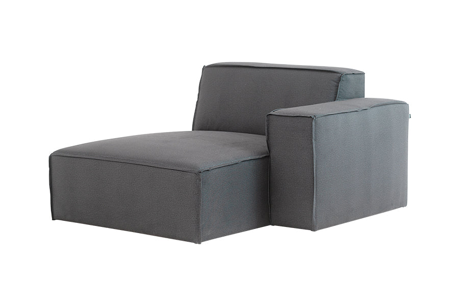 foto do sofa com chaise modulo esquerdo maraú na cor cinza claro em fundo branco visto na diagonal