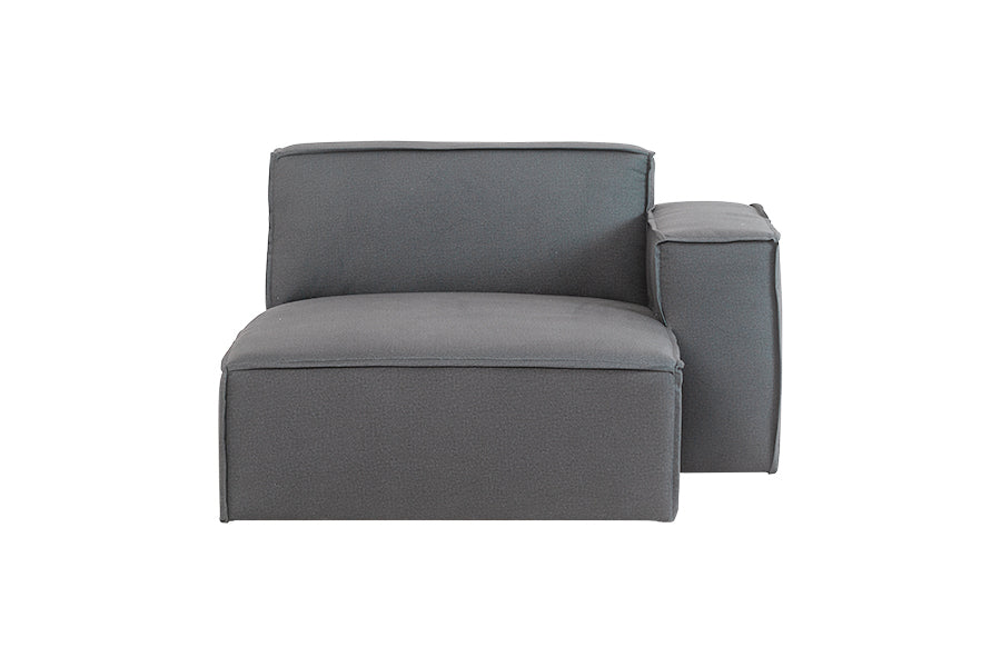 foto do sofa modular esquerdo com chaise maraú na cor cinza claro em fundo branco visto de frente