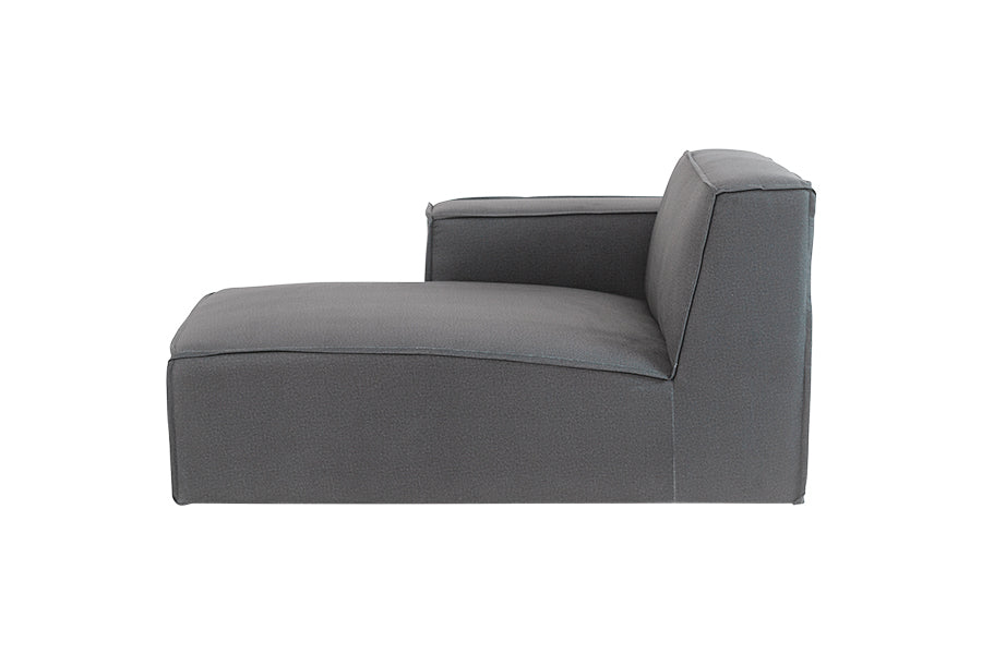 foto do sofa módulo direito com chaise maraú na cor cinza claro em fundo branco visto de lado