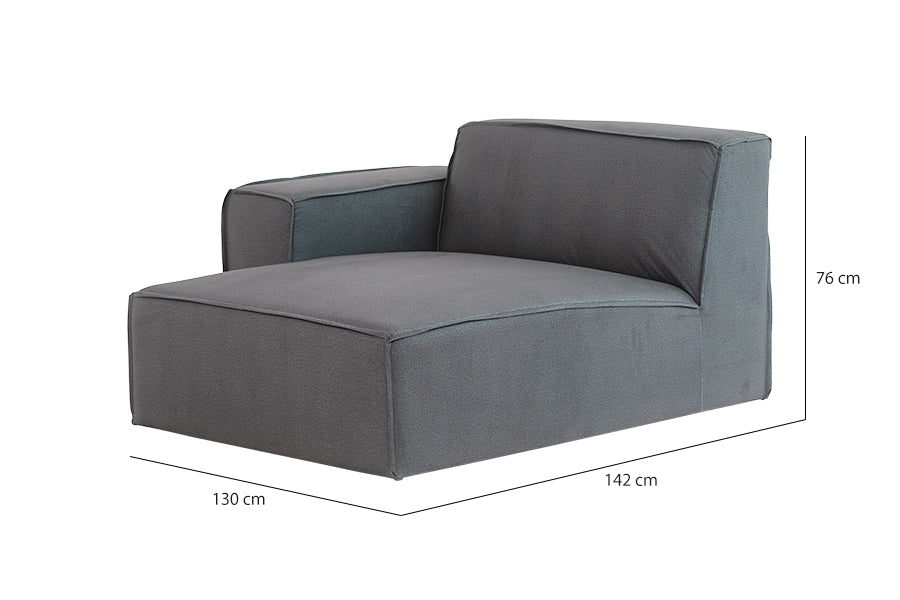foto do sofa para sala pequena módulo direito com chaise maraú na cor cinza claro em fundo branco visto na diagonal com medidas escritas na imagem