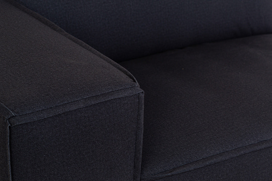 foto do sofa simples módulo direito maraú na cor grafite em fundo branco focando no tecido