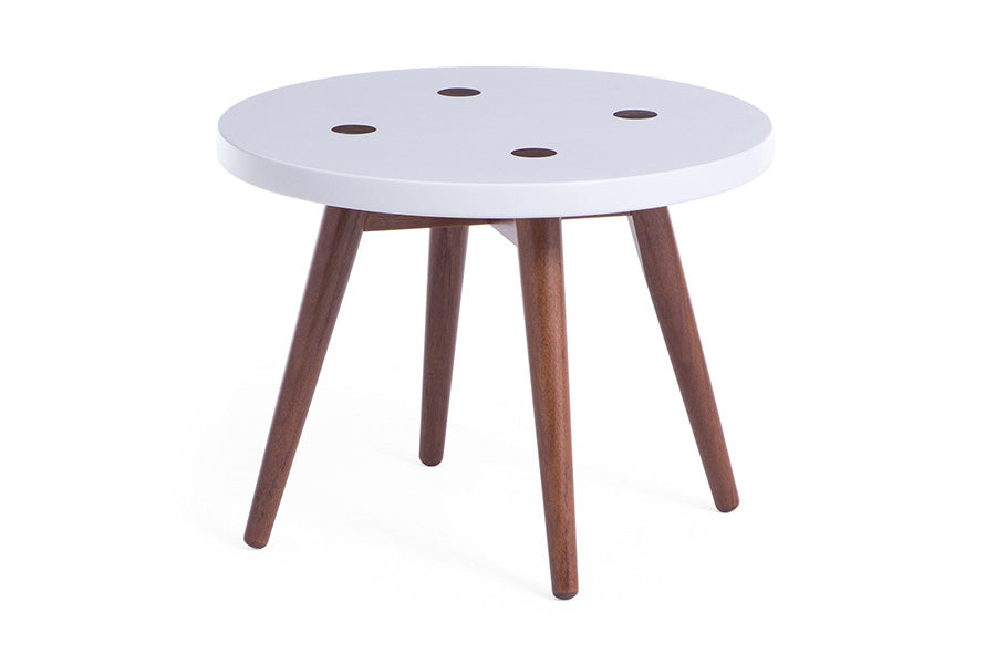 mesa cabeceira redonda de madeira biscoito fino 50 cm off white em fundo infinito visto na diagonal