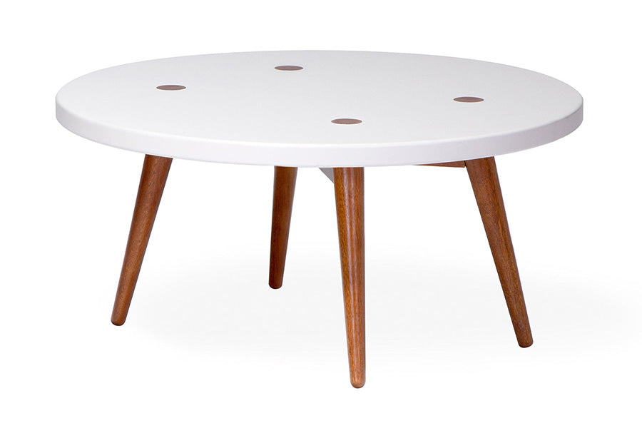 mesa de centro rustica redonda biscoito fino 70 cm off white em fundo infinito visto de frente
