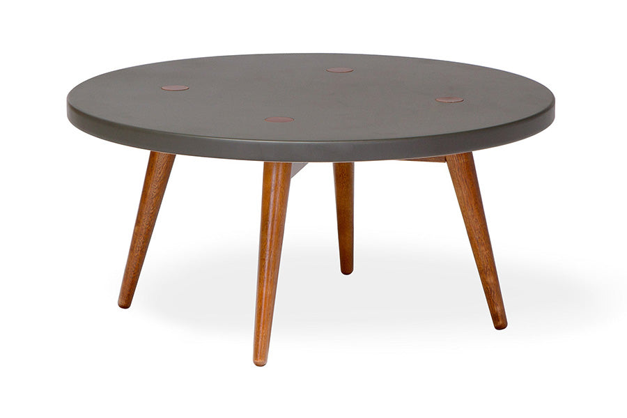 mesa de madeira redonda biscoito fino 70cm grafite em fundo infinito vista de frente