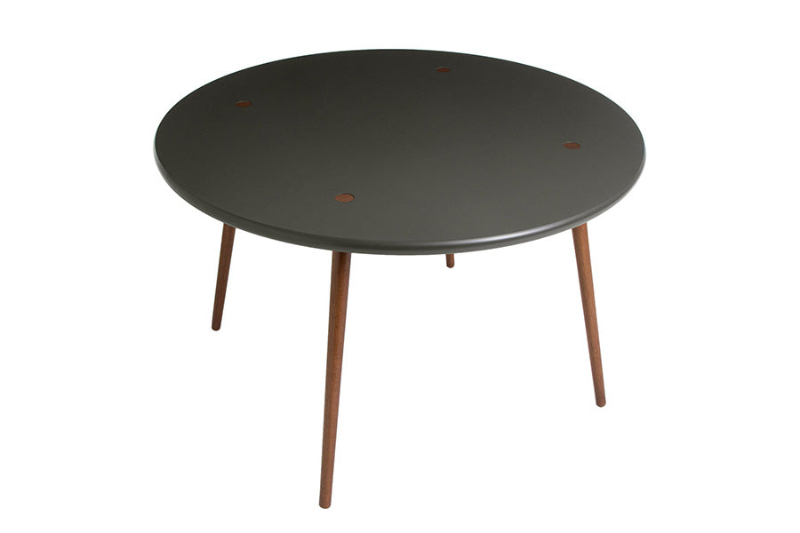 mesa madeira de jantar redonda biscoito fino grafite em fundo infinito visto de cima