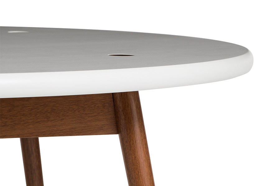 mesa madeira redonda biscoito fino off white em fundo infinito focando no tampo