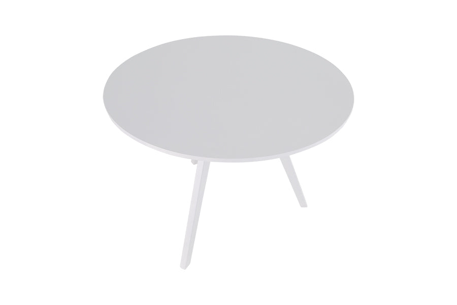 mesa madeira redonda eme off white em fundo infinito focando no tampo