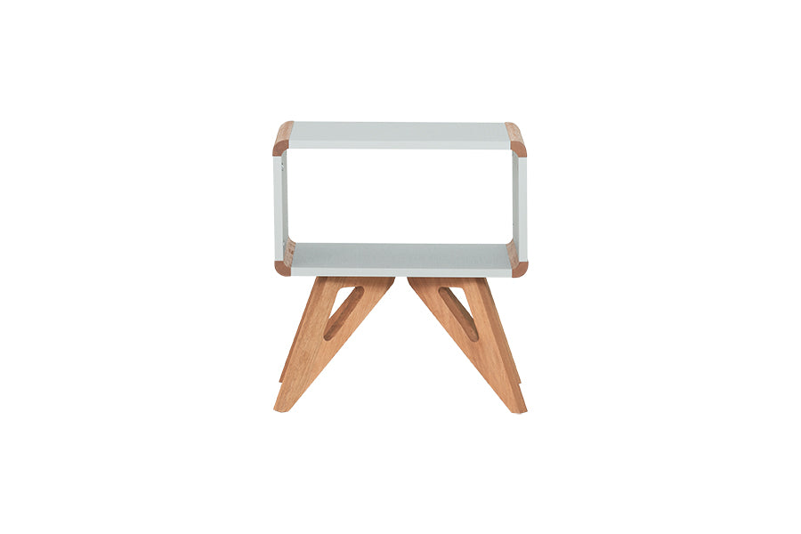 mesa de canto para quarto baori cinza claro e jatobá vista de frente em fundo branco