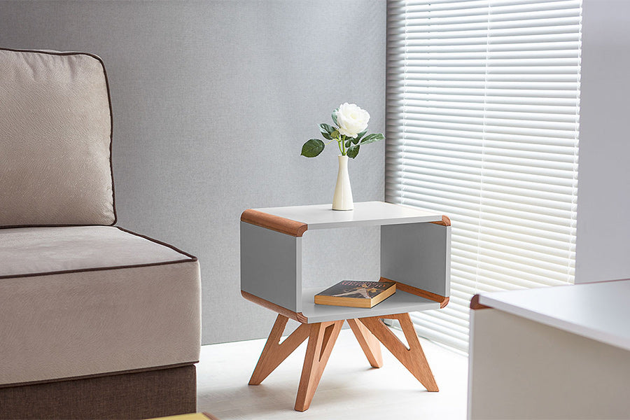 mesa lateral baori cinza claro e jatobá em sala de estar ao lado do sofa