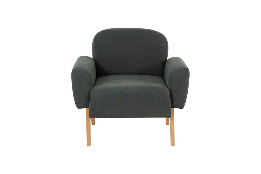 poltrona decorativa agnes base natural e tecido verde escuro vista de frente em fundo branco