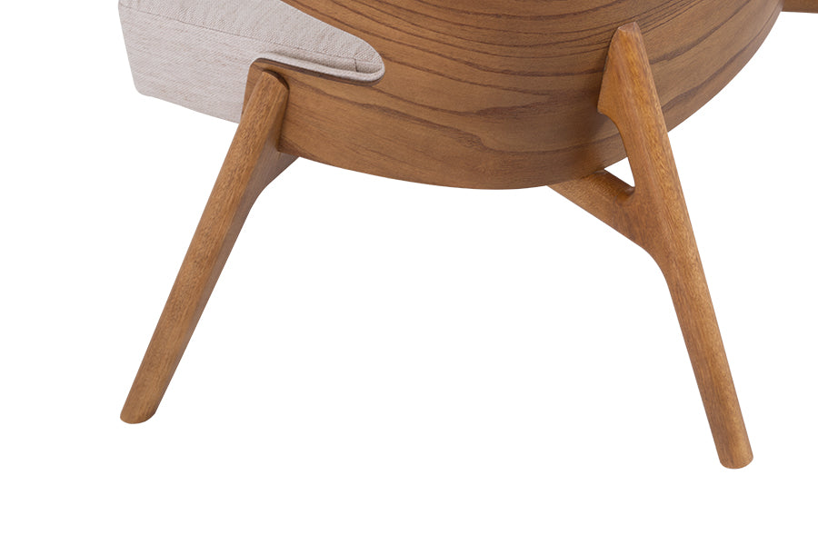 poltrona decorativa wini bege em fundo infinito detalhe pés