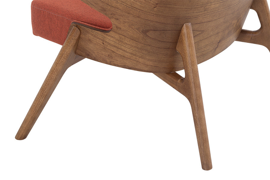 poltrona para quarto wini terracota em fundo infinito detalhe pés