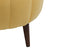 puff grande pitanga amarelo focando nos pes