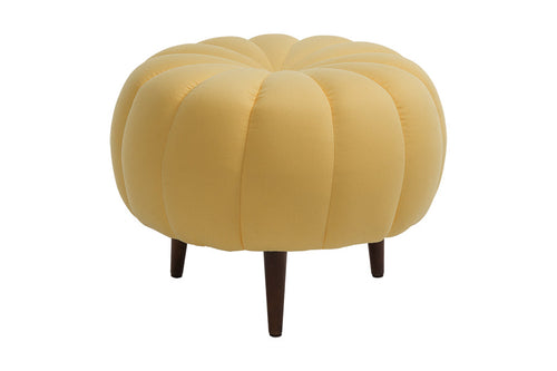 puff para sala pitanga amarelo mostrando de frente em fundo infinito