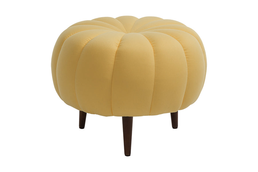 puff para sala pitanga amarelo mostrando de frente em fundo infinito