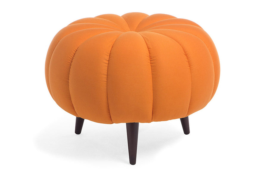 puff para sala pitanga laranja mostrando de frente em fundo infinito
