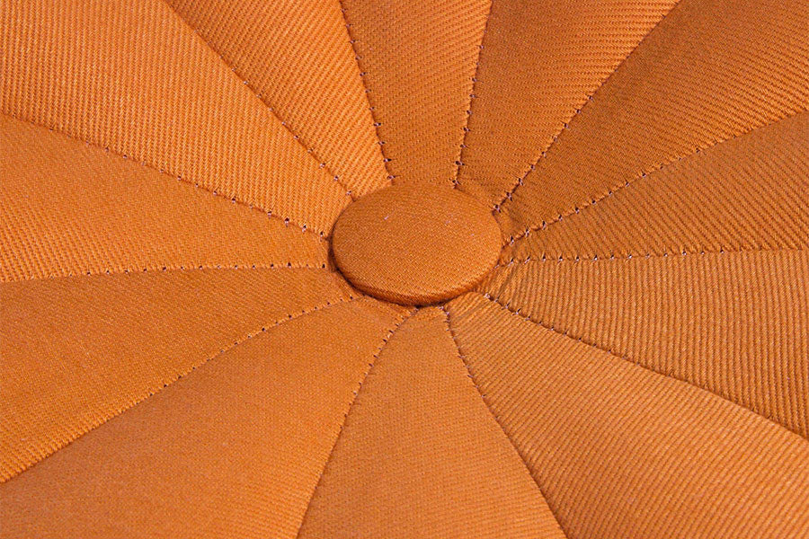puff retro pitanga laranja focando no meio do assento