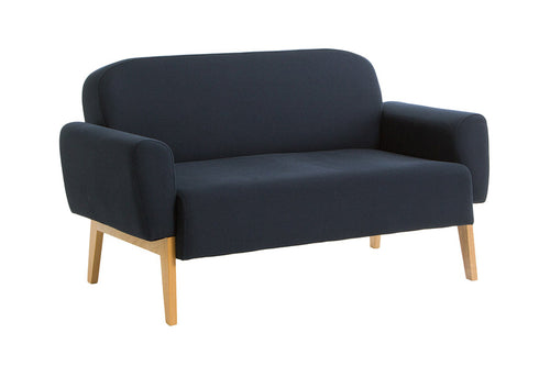 sofa 2 lugares agnes natural e tecido azul visto na diagonal em fundo infinito