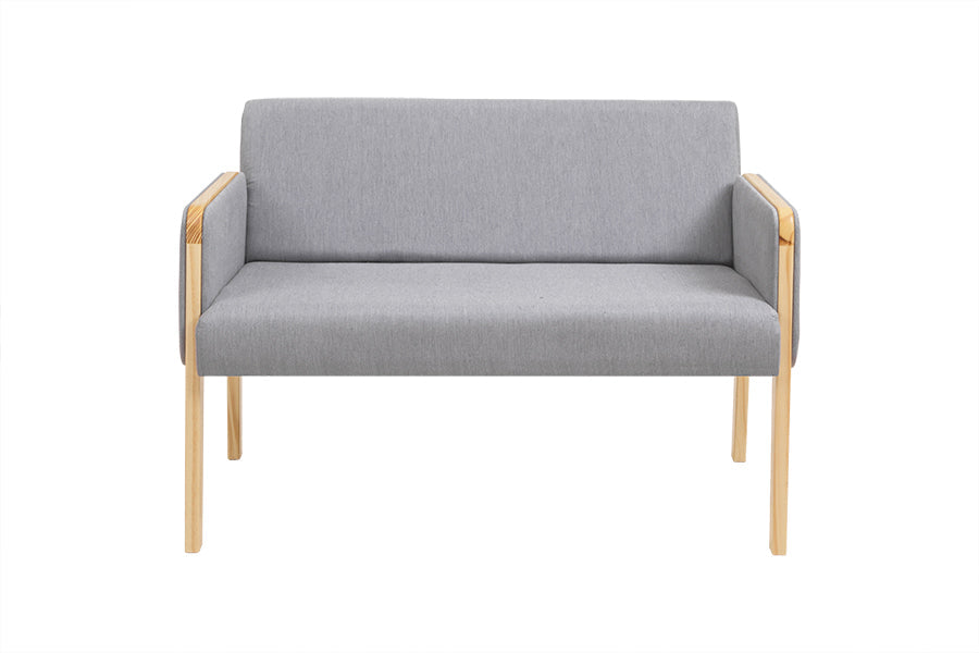 sofa bege 2 lugares arpoador natural tecido cinza claro visto de frente em fundo infinito