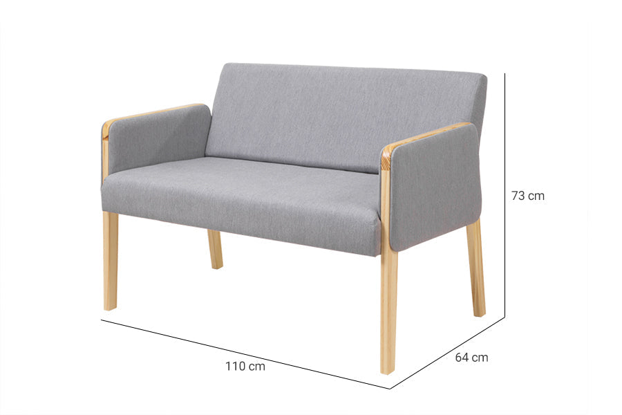sofa bege arpoador natural tecido cinza claro visto na diagonal em fundo infinito com medidas escritas na imagem